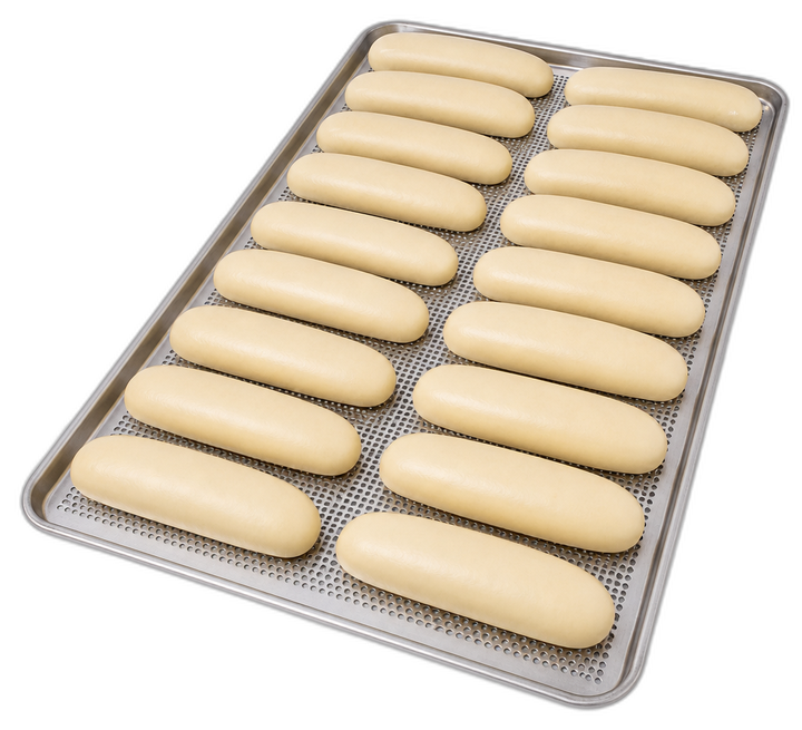 Pães de hotdog proofados na bandeja de inox, prontos para o forno