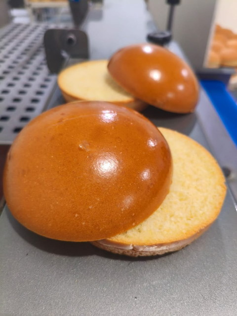 Pães de hambúrguer abertos com casca espelhada GlowBake - Brilho